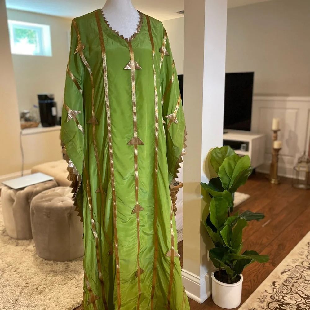 Beautiful floor length green kaftan with embroidered handmade lampi triangles. - Picture 9 of 14